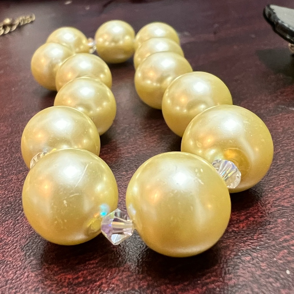 Yellow gold colored Pearl Bracelet with aurora crystals
